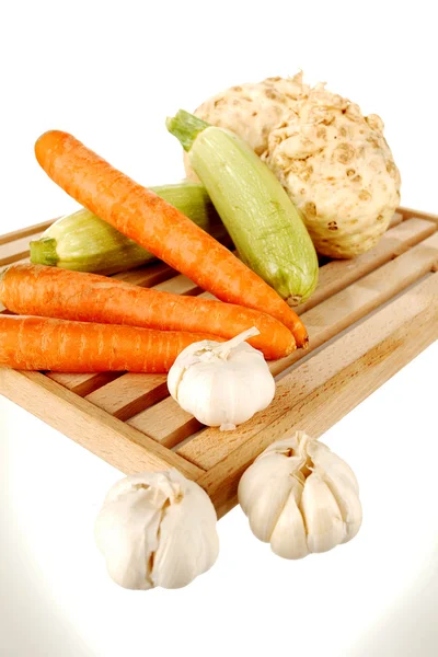 Mistura Verduras Uma Chapa Madeira Contexto Branco — Fotografia de Stock