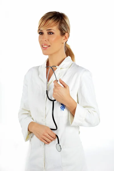 Enfermeira de pé e segurando seu estetoscópio — Fotografia de Stock