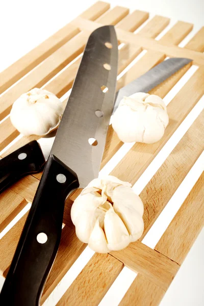 Knoblauch und zwei Messer — Stockfoto