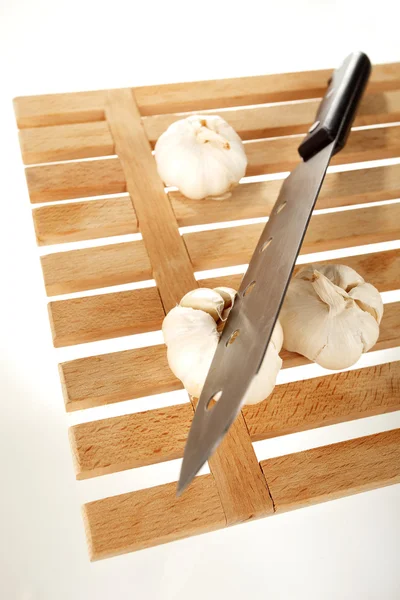Garlic and knife — Stock Photo, Image