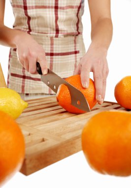 corte de la naranja en una placa de madera