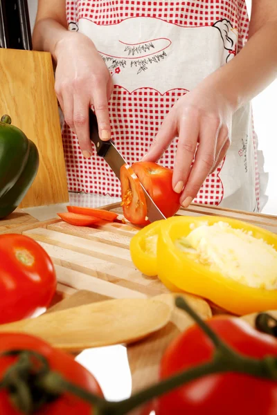 Corte de tomate en un plato de madera — Foto de Stock