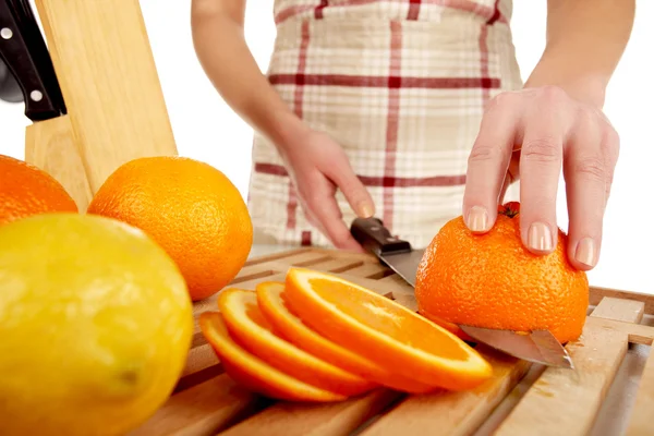 Meisje Snijden Oranje Met Het Mes Een Houten Bord — Stockfoto