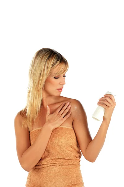 Mädchen mit Feuchtigkeitscreme auf ihrem Körper — Stockfoto