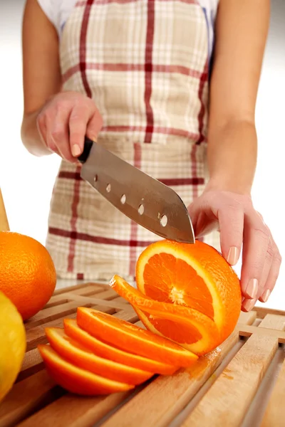 女孩切割橙 — 图库照片