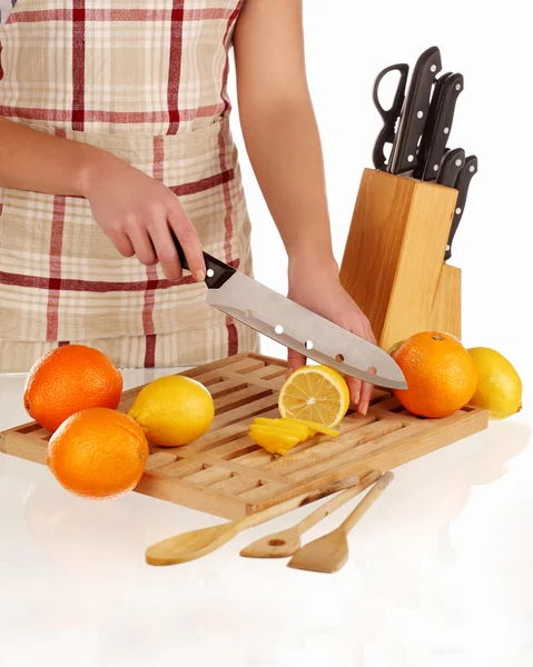 Cutting lemon — Stock Photo, Image