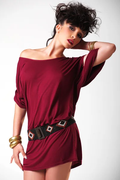 Привлекательная брюнетка в красном платье — стоковое фото