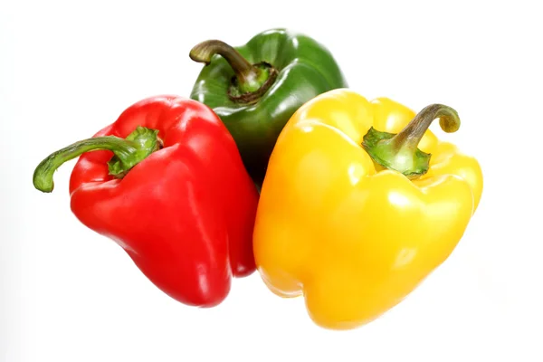 Primer plano de pimiento rojo, verde y amarillo, aislado — Foto de Stock