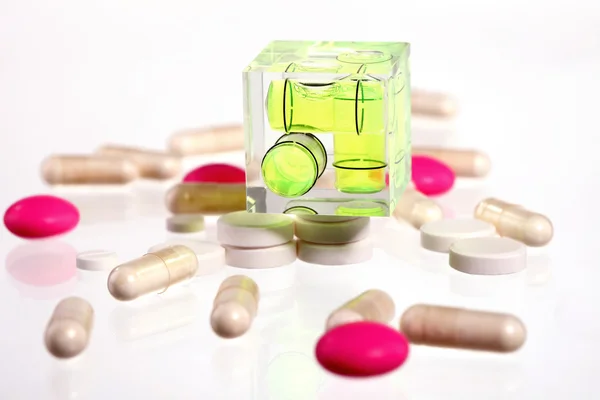 ピンクと白の錠剤 - あなたの健康のバランス — ストック写真