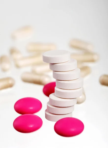 Rózsaszín és fehér tabletták — Stock Fotó
