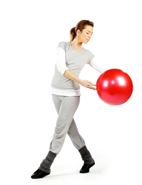 Девушка играет с красным мячом — стоковое фото