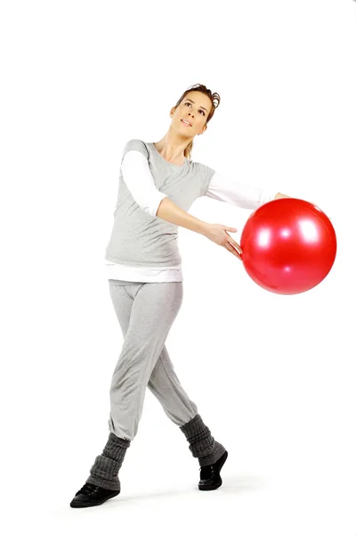 Menina jogando com uma bola vermelha 2 — Fotografia de Stock