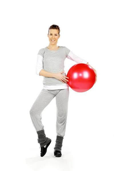 Chica de pie con una bola roja — Foto de Stock