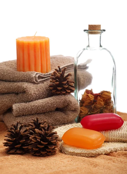 Seifen, Handtücher und Tannenzapfen — Stockfoto