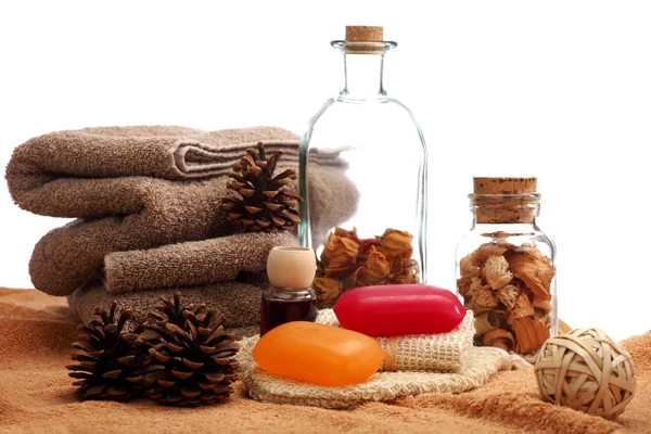 Seifen, Handtücher und Tannenzapfen auf einem Handtuch — Stockfoto