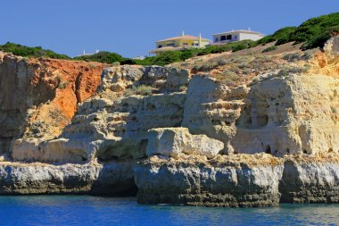 Cliff ve grottos carvoeiro adlı