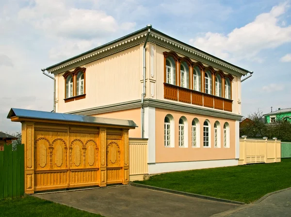 아름 다운 집과 목조 게이츠 — 스톡 사진
