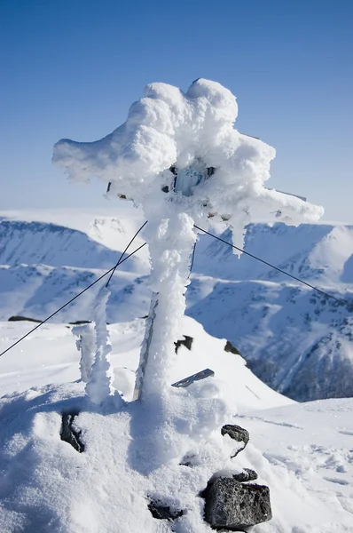 Kříž na vrchol hory — Stock fotografie