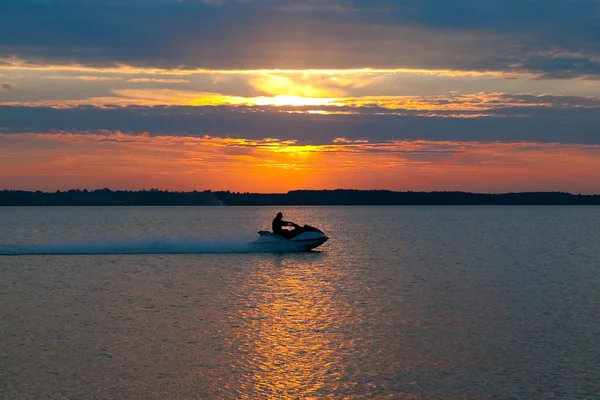 Vackert landskap med solnedgång och motorbåt — Stockfoto