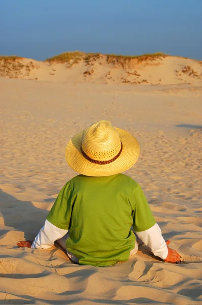 Мальчик и песок — стоковое фото