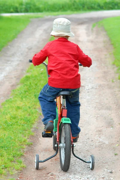 Мальчик и его велосипед — стоковое фото