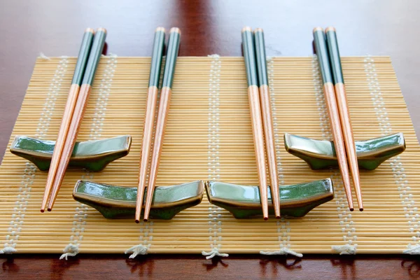 马特桌上的筷子 图库图片