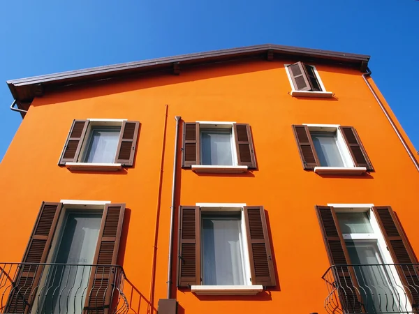 Pomarańczowy dom w włoskiej stoczni — Zdjęcie stockowe