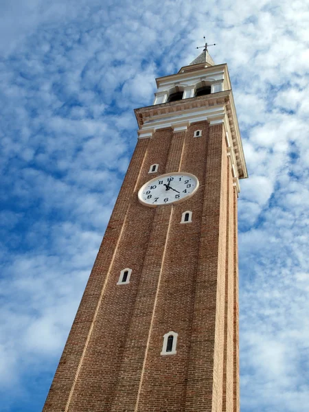 Torre dell'orologio con nuvole e sfondo cielo — Foto Stock