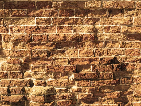 Muro di mattoni vecchi e irregolari — Foto Stock