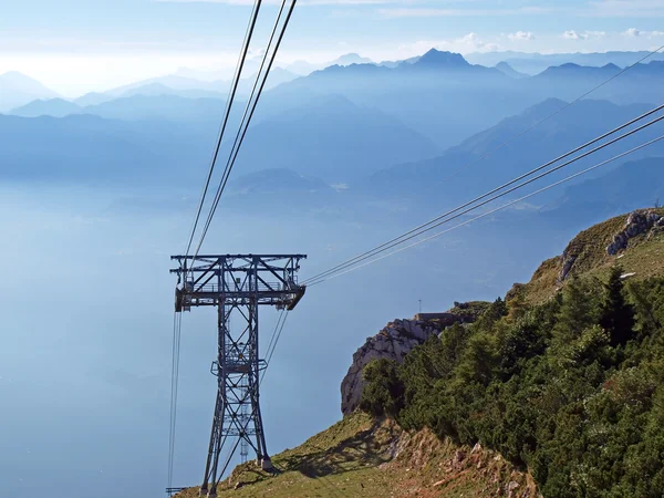 Kabelspoorweg, bergen, lake en lucht landschap — Stockfoto