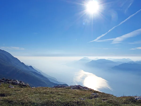 Göl, gökyüzü ve dağ manzarası — Stok fotoğraf
