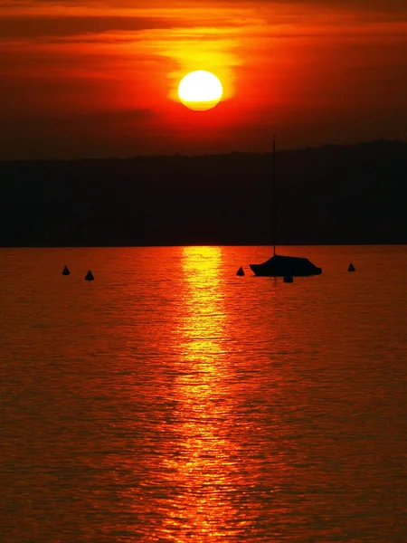 Beau coucher de soleil sur le lac de Garde — Photo