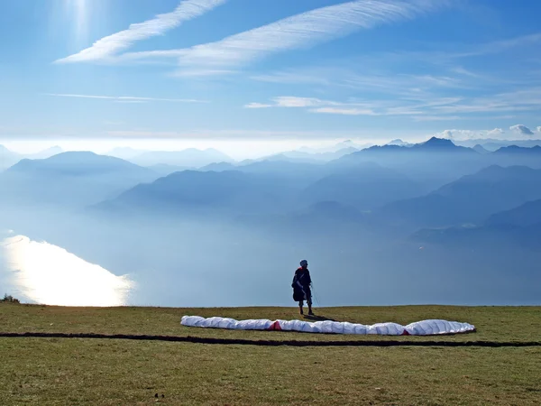 Dağlardaki paraglider — Stok fotoğraf
