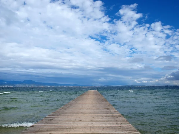 Muelle en el lago de Garda — Foto de Stock