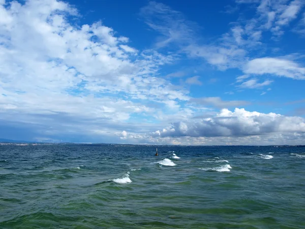 湖、 云、 蓝色的天空 — 图库照片