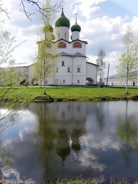 Russische orthodoxie kerk met reflectie — Stockfoto
