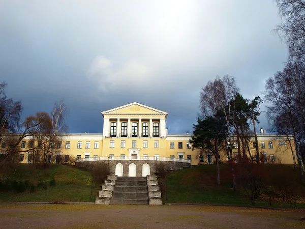 Budynek szkoły w zelenogorsk — Zdjęcie stockowe