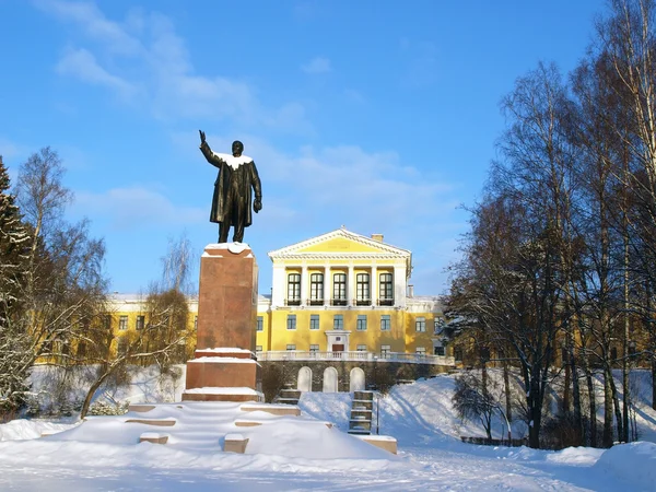 Pomnik dla Lenina z luksusowych szkoła tło — Zdjęcie stockowe