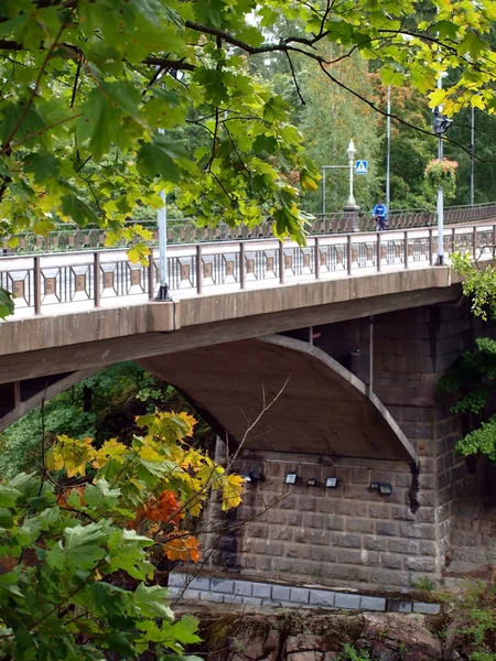 Мост с велосипедистом — стоковое фото