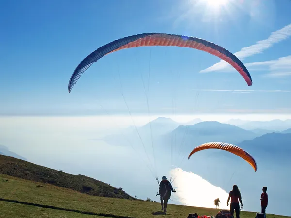 Paragliders in the mountains — Stock Photo, Image