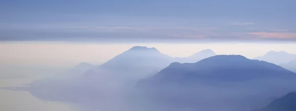 Berg Med Haze Små Panoramabild — Stockfoto