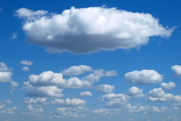 许多蓬松的云彩在蓝蓝的天空上 — 图库照片