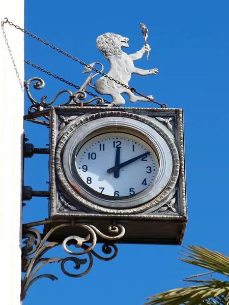 Aslan ile eski saatler — Stok fotoğraf