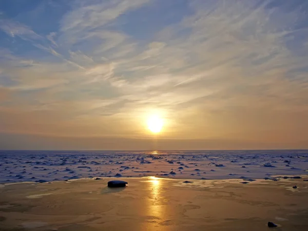 Sonniger zugefrorener See — Stockfoto