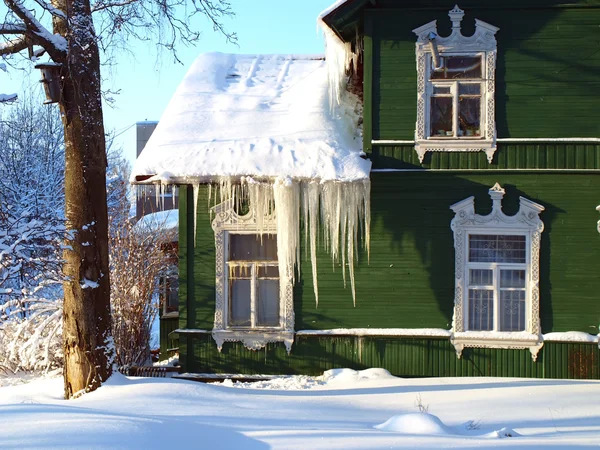 Gröna lantligt hus — Stockfoto