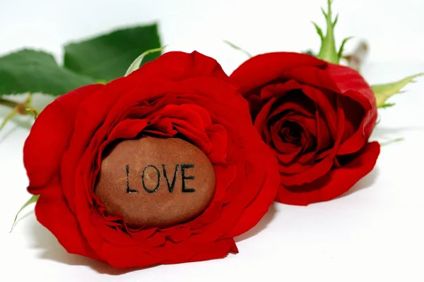 Gül içinde oyulmuş sevgi taş