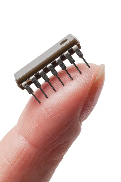 Microcircuit sur un doigt — Photo
