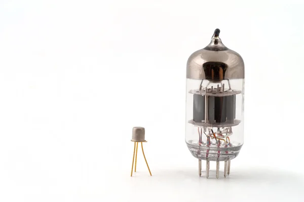 Transistor neben einer Vakuumröhre — Stockfoto