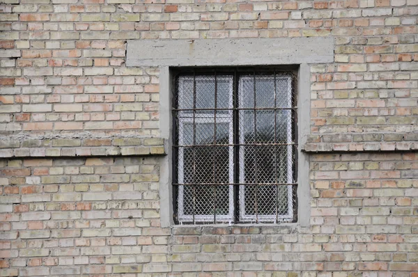 Gammal tegelvägg med fönster — Stockfoto