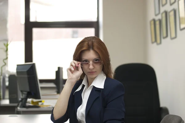 Obchodní žena v úřadu — Stock fotografie